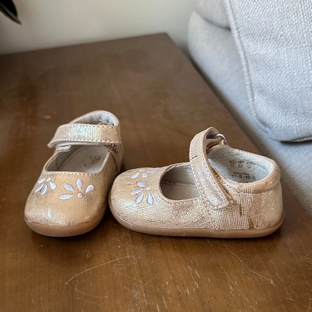 See kai run Girls' Sparkle Mary Jane Shoes in Champagne size 4